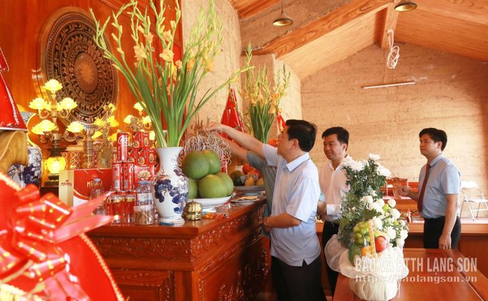  Các đại biểu dâng hương tại Nhà tưởng niệm đồng chí Lương Văn Tri, trong khuôn viên tượng đài đồng chí tại thôn Đức Tâm, xã Văn Quan
