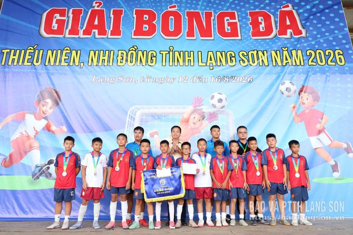 Đại diện Ban Tổ chức trao huy chương bạc cho Đội bóng đá nhi đồng phường Kỳ Lừa