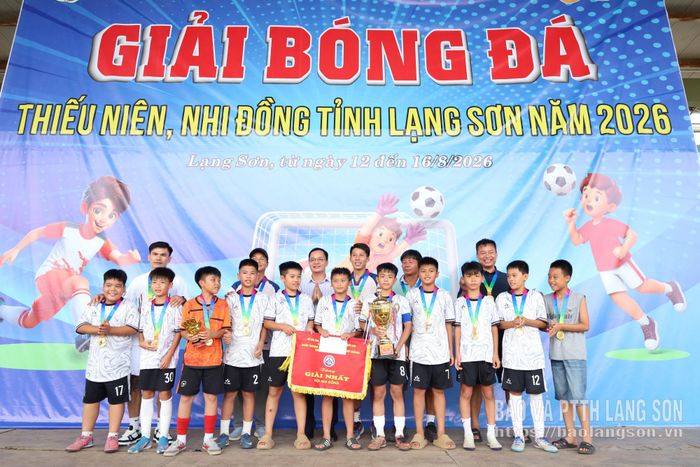 Đại diện Ban Tổ chức trao huy chương Vàng cho Đội bóng đá nhi đồng xã Na Sầm