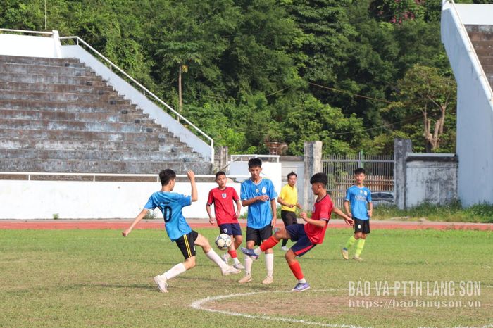 Trận thi đấu nội dung thiếu niên giữa Đội bóng đá xã Lộc Bình và Đội bóng đá xã Đồng Đăng