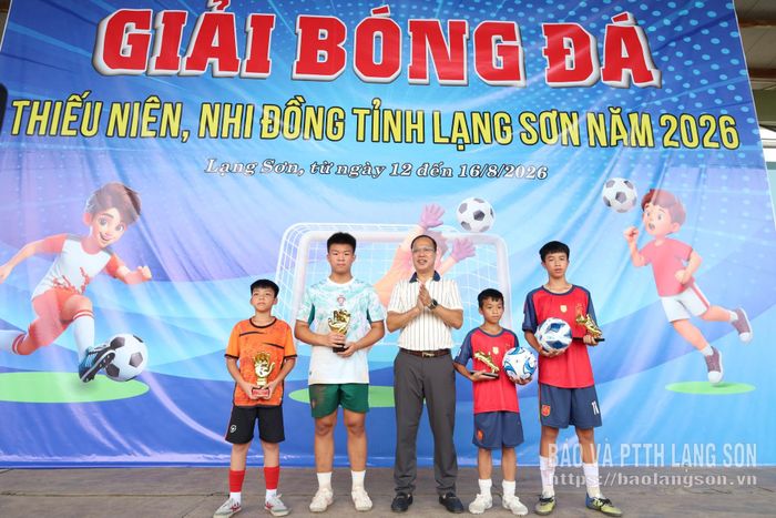Đại diện Ban Tổ chức trao giải chuyên đề cho cầu thủ và thủ môn xuất sắc nhất ở hai nội dung thi đấu tại giải