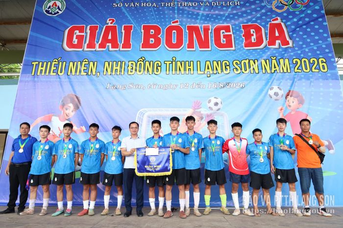 Đại diện Ban Tổ chức trao huy chương Bạc cho Đội bóng đá thiếu niên xã Lộc Bình