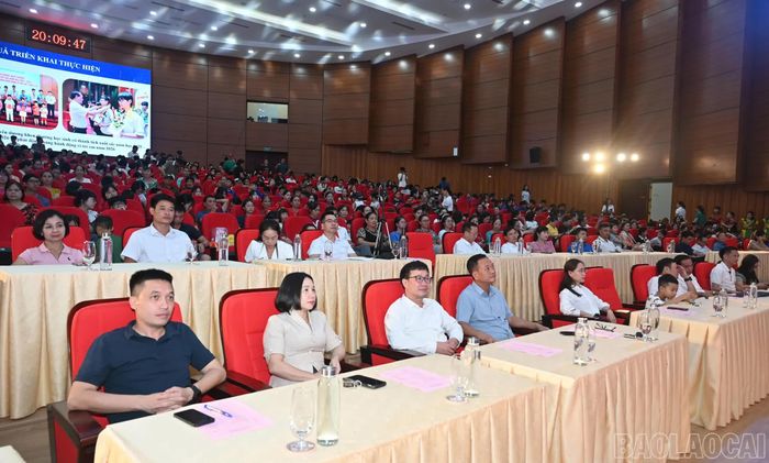 Đại biểu tham dự chương trình.