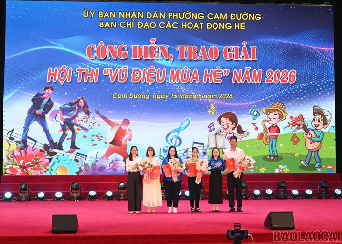Tặng hoa các trường học, đơn vị tham gia giao lưu tại chương trình.