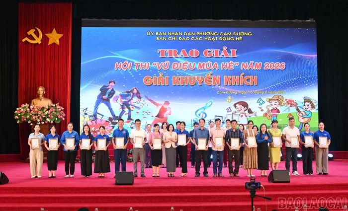 Trao giải Ba và giải Khuyến khích cho các đội thi.
