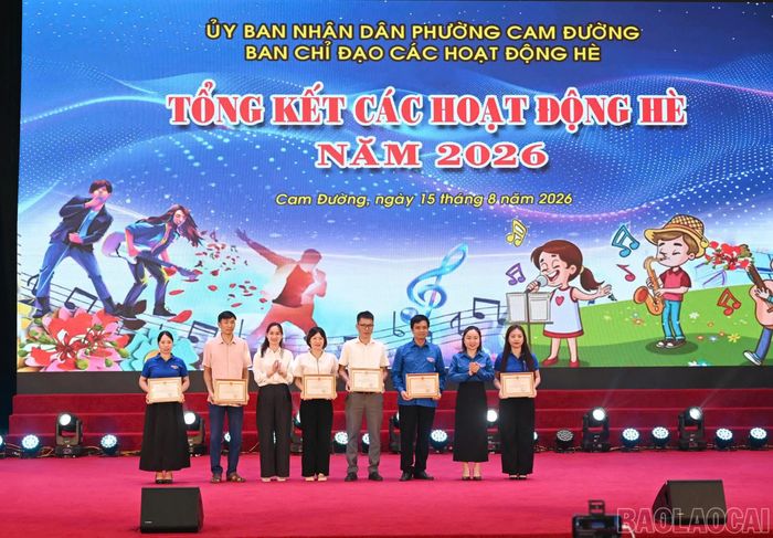 Trao khen thưởng các tập thể có thành tích xuất sắc trong công tác tổ chức các hoạt động hè năm 2026.