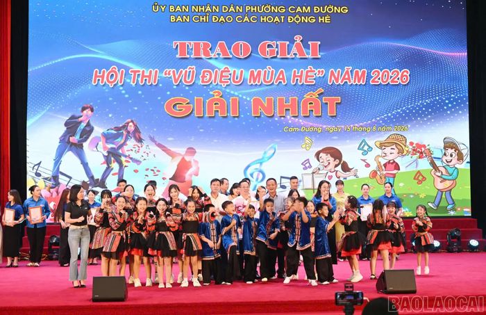 Trao giải Nhất cho đội thi Tổ dân phố 22.