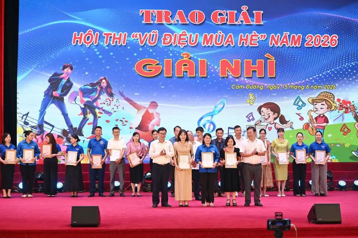 Trao giải Nhì cho đội thi tổ dân phố 6, tổ dân phố 13 và tổ dân phố 27.