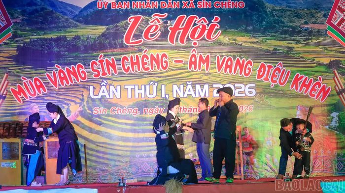 Các cụm thi đua trên địa bàn xã Sín Chéng tham gia thi trình diễn trang phục truyền thống.