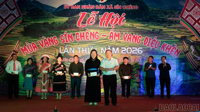Ban tổ chức trao giải Nhất trong Hội thi ẩm thực.