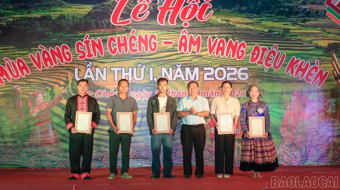 Ban tổ chức trao giải cho các tác giả đạt giải trong Cuộc thi "Ảnh đẹp Sín Chéng".