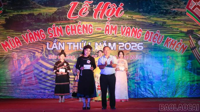 Trao giải Nhất cho đội thi xuất sắc tại phần trình diễn trang phục truyền thống.