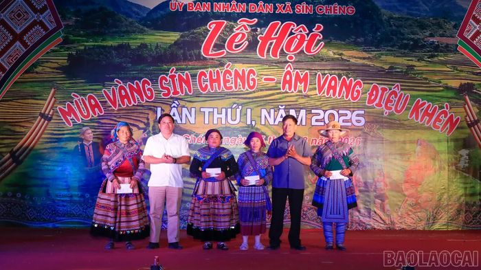 Trao giải cho các "nghệ nhân" trong Cuộc thi biểu diễn khèn môi.