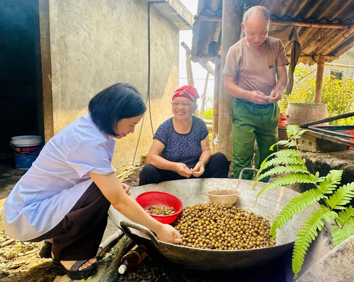 Ông Chảo Láo Tả (đứng), thôn Chu Cang Hồ, xã Cốc San được cán bộ y tế đến tận gia đình tuyên truyền phòng, chống ngộ độc thực phẩm.