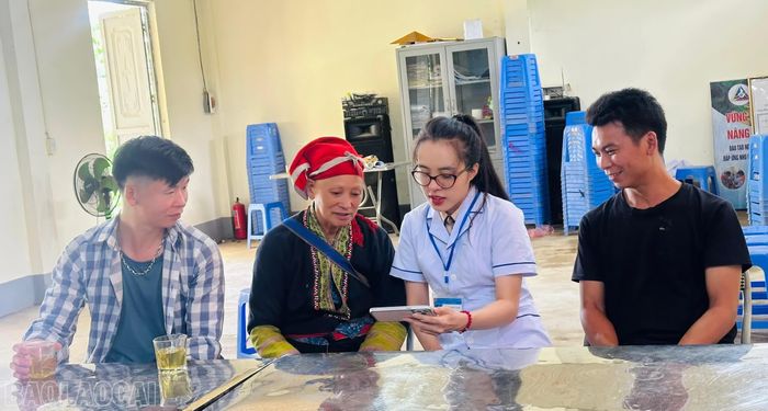 Cán bộ y tế xã Cốc San đa dạng các hình thức tuyên truyền phòng, chống ngộ độc thực phẩm đến người dân ở thôn, bản.