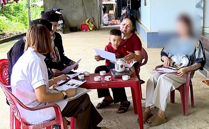 Chị Q. (che mặt) - một trong 7 người bị ngộ độc do ăn nấm rừng ở xã Lâm Giang kể lại sự việc.