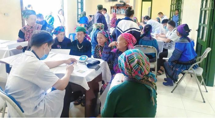Người dân vùng cao xã Cao Sơn khám, tư vấn sức khỏe, góp phần nâng cao nhận thức và chủ động tham gia bảo hiểm y tế.