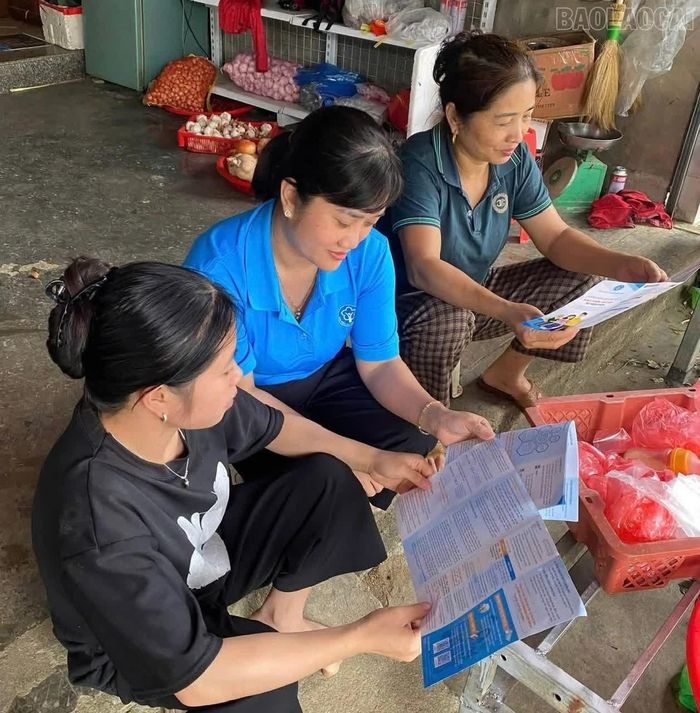 Viên chức Bảo hiểm xã hội cơ sở Mường Khương trực tiếp gặp gỡ gia đình chưa tham gia để tư vấn, vận động.