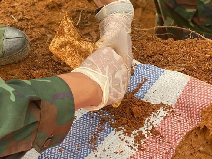 Chiếc ví da được tìm thấy trong phần mộ liệt sĩ.