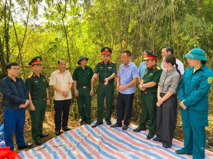 Đại tá Hoàng Văn Toàn - Phó Chính ủy Bộ Chỉ huy Quân sự tỉnh chỉ đạo các lực lượng tham gia cất bốc hài cốt liệt sĩ.