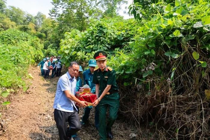 Di chuyển hài cốt liệt sĩ về nơi quy định.
