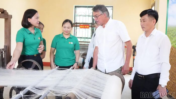  Xem khung dệt lụa. 