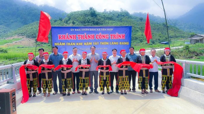 Quang cảnh buổi lễ khánh thành công trình ngầm tràn khe Nặm Tát, thôn Làng Bang, xã Tân Hợp.