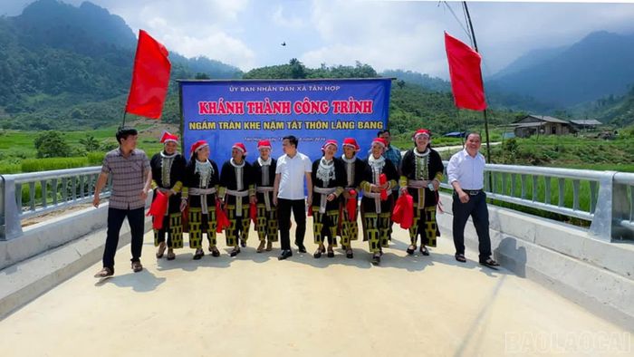 Người dân thôn Làng Bang, xã Tân Hợp phấn khởi trước công trình mới hoàn thành.