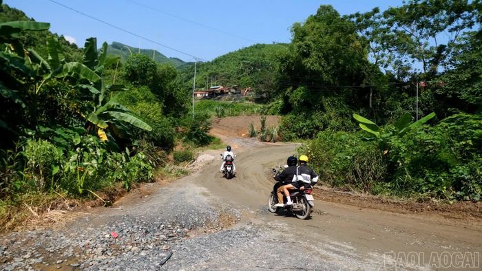 Việc lưu thông trên đường tỉnh 163 qua xã Châu Quế gặp nhiều khó khăn.