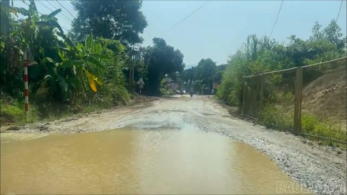 Mặt đường tại nhiều vị trí xuống cấp, gây khó khăn cho người và phương tiện tham gia giao thông.