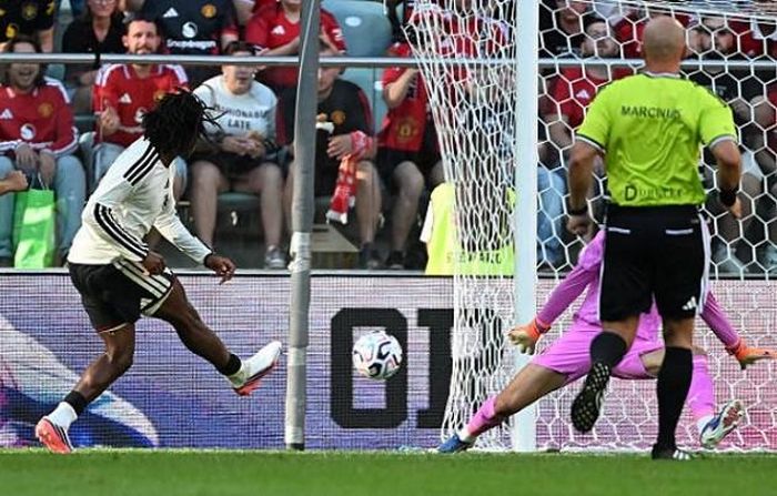 Patrick Dorgu là điểm sáng lớn nhất của Quỷ đỏ trong màn so tài với AC Milan.