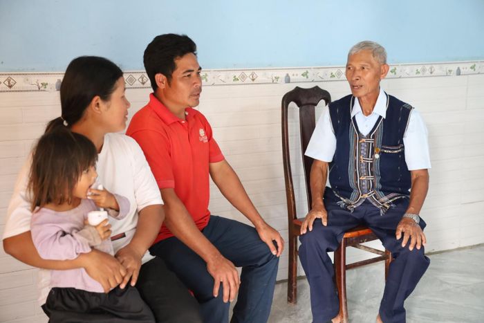 Già làng Đa Cát Tư thường xuyên khuyên bảo con cháu phải biết trân trọng tiếng nói, sử dụng tiếng M’nông trong gia đình, trong sinh hoạt cộng đồng