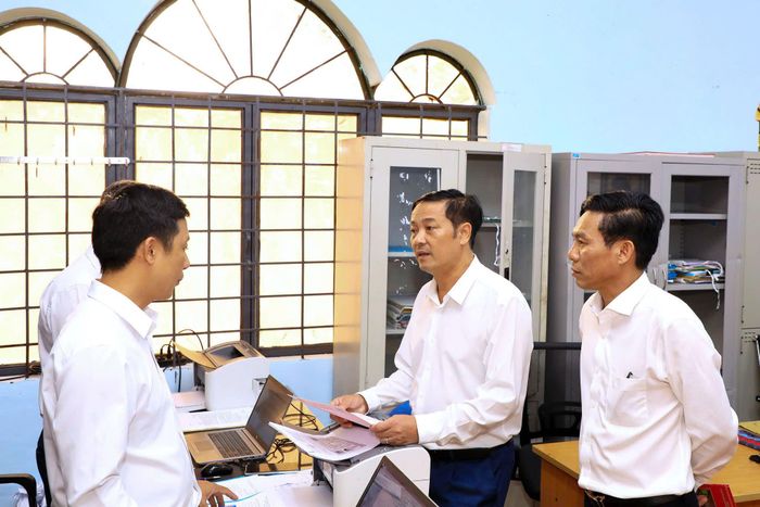 Ủy viên Ban Thường vụ Tỉnh ủy, Phó Chủ tịch Thường trực UBND tỉnh Lê Trọng Yên kiểm tra công tác cấp giấy chứng nhận quyền sử dụng đất cho người dân và doanh nghiệp