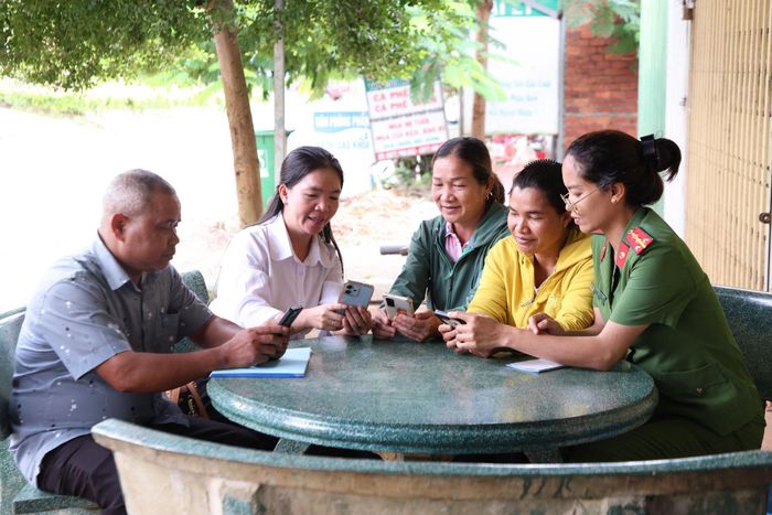 Cán bộ xã tại Lâm Đồng hướng dẫn người dân cảnh giác với các thủ đoạn chốt đơn, tăng tương tác