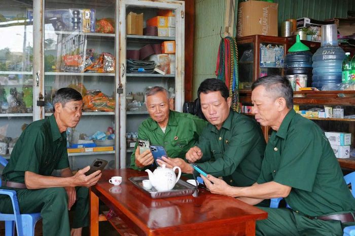 Hội Cựu chiến binh xã Quảng Trực hướng dẫn hội viên sử dụng mạng xã hội an toàn