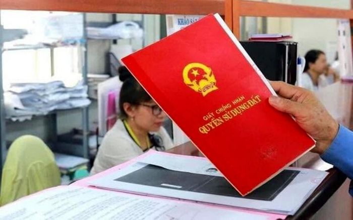 UBND tỉnh yêu cầu đẩy nhanh việc cấp sổ đỏ lần đầu cho dân. Ảnh TL