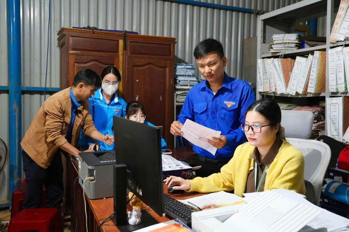 Tuổi trẻ Tuy Đức hỗ trợ Chi nhánh Văn phòng Đăng ký đất đai Tuy Đức thực hiện số hóa hồ sơ đất đai