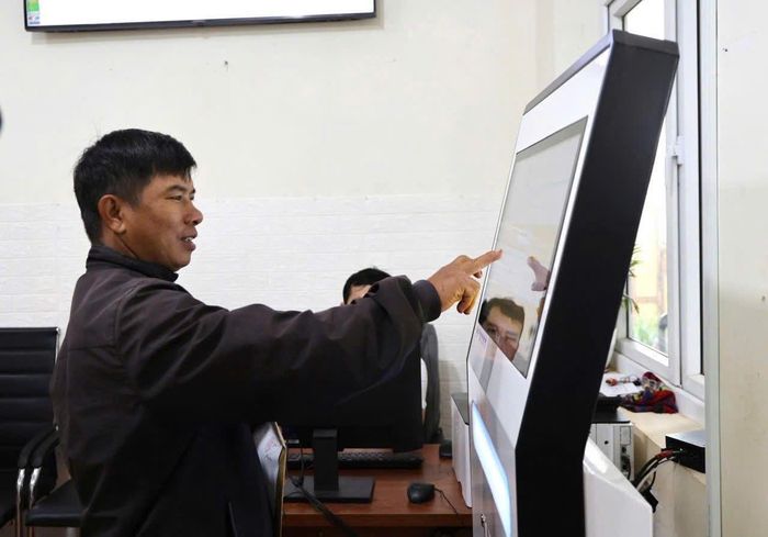 Người dân tới giao dịch, làm các thủ tục hành chính được thuận tiện nhờ máy móc, quy trình hiện đại, hiệu quả