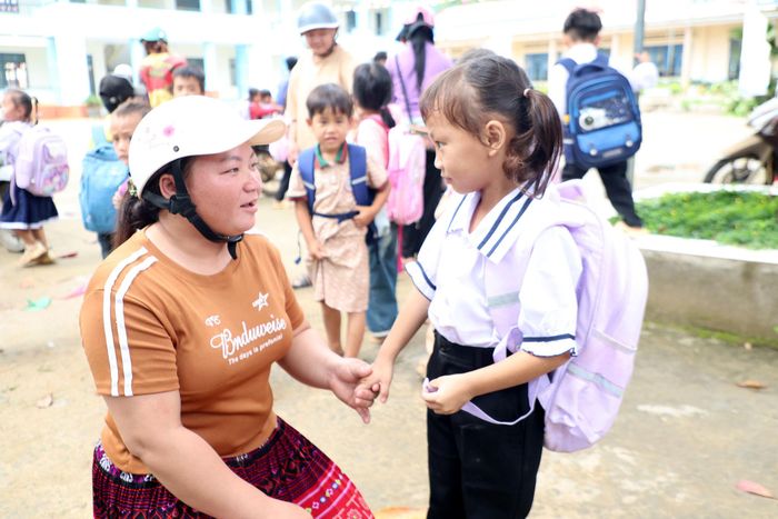 Chị Mỵ phải nhờ thầy cô giáo Trường Tiểu học Bế Văn Đàn liên hệ các đầu mối, mua giúp một số sách giáo khoa bị thiếu