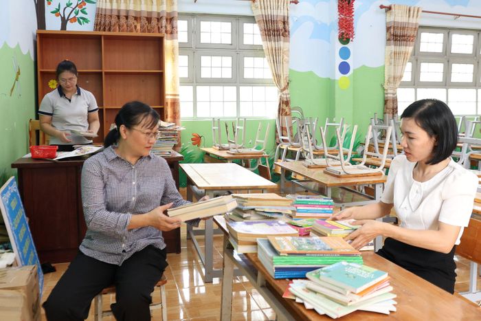 Các trường học rà soát, kiểm kê lại số sách giáo khoa tại thư viện để phục vụ năm học mới