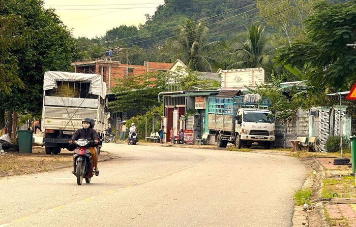 Đường vào thôn Trà Cụ - nơi có đông đồng bào DTTS sinh sống ở xã Tánh Linh