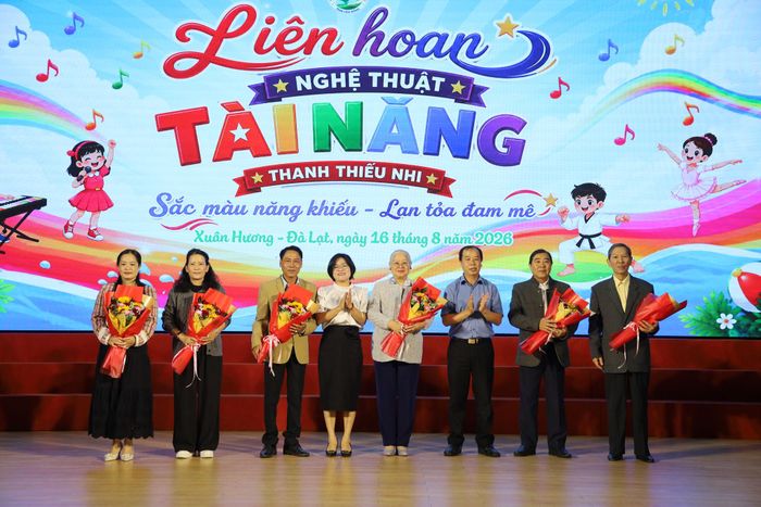 Trung tâm Hoạt động Thanh thiếu nhi tỉnh tặng hoa cho Ban Giám khảo liên hoan
