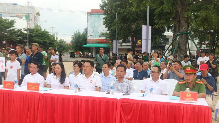 Đại diện phòng ban Công an tỉnh cùng lãnh đạo phường tham dự ngày hội