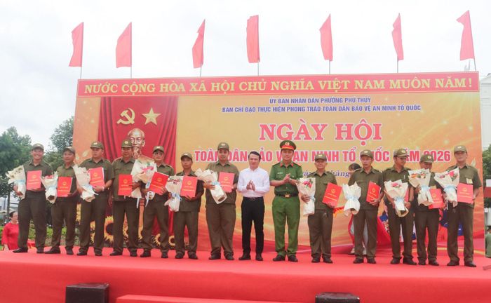 Trao quyết định kiện toàn 12 tổ bảo vệ an ninh trật tự ở cơ sở