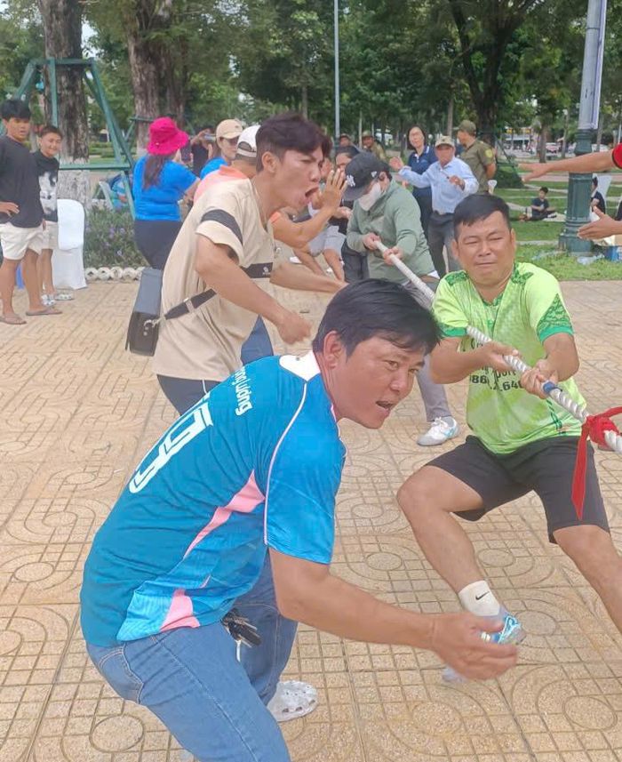 Các đội tham gia trò chơi kéo co hào hứng