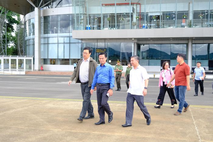 Đồng chí Đinh Văn Tuấn, Phó Chủ tịch UBND tỉnh Lâm Đồng kiểm tra tiến độ thực hiện các hạng mục tại Cảng hàng không quốc tế Liên Khương