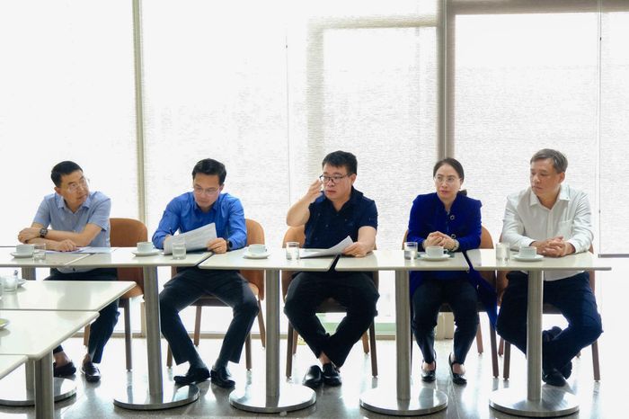 Các đồng chí Nguyễn Ngọc Phúc, Phó Chủ tịch UBND tỉnh và đồng chí Đinh Văn Tuấn, Phó Chủ tịch UBND tỉnh chủ trì buổi làm việc với các cơ quan, đơn vị về công tác bảo đảm các điều kiện tốt nhất, sẵn sàng đón những chuyến bay đầu tiên trở lại Liên Khương