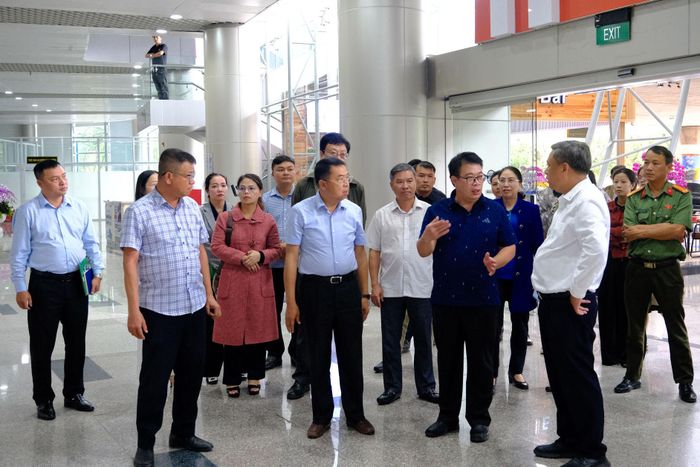 Đồng chí Nguyễn Ngọc Phúc chỉ đạo các cơ quan, đơn vị bảo đảm các điều kiện tốt nhất, sẵn sàng đón những chuyến bay đầu tiên trở lại Liên Khương