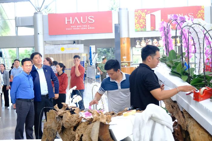Đồng chí Đinh Văn Tuấn, Phó Chủ tịch UBND tỉnh Lâm Đồng kiểm tra công tác trang trí khánh tiết tại Cảng hàng không quốc tế Liên Khương