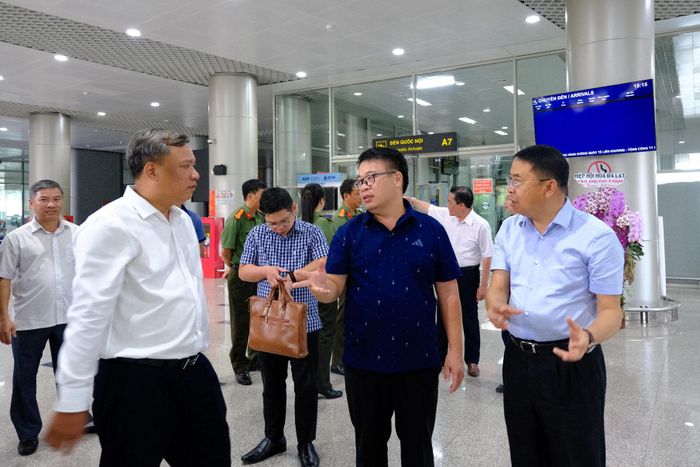 Đồng chí Nguyễn Ngọc Phúc, Phó Chủ tịch UBND tỉnh Lâm Đồng trao đổi với lãnh đạo các cơ quan, đơn vị về công tác chuẩn bị các điều kiện tốt nhất, sẵn sàng đón những chuyến bay đầu tiên trở lại Liên Khương